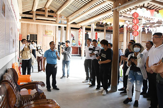 13 振興茶產(chǎn)業(yè) 媒體來(lái)助力  廈門市安溪商會(huì)組織媒體記者走進(jìn)安溪茶鄉(xiāng)918.png