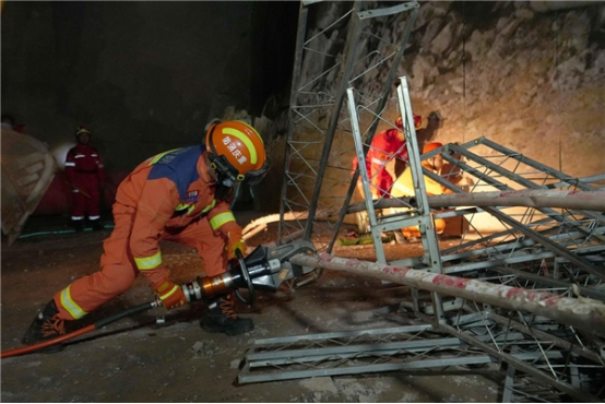 03 渝萬高鐵隧道火災(zāi)及坍塌事故 綜合應(yīng)急演練在站前8標(biāo)成功舉行631.png