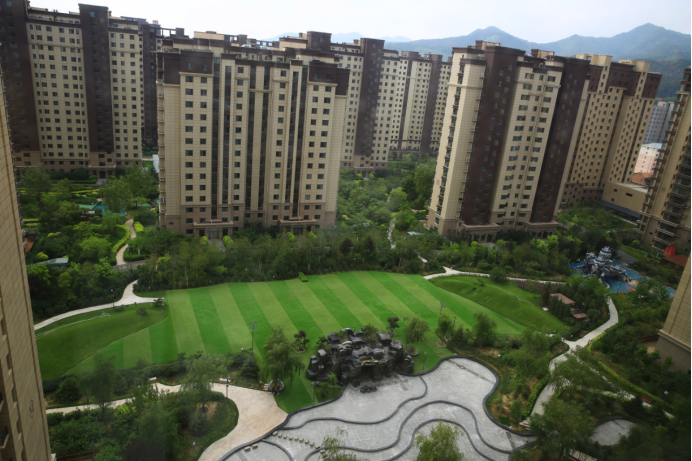 美麗小區(qū)品牌靚 規(guī)范管理樹標桿 )8.113792.png